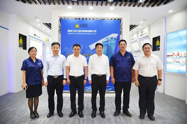 為高質量發展賦能！青島高新區李天傳主任至力克川液壓調研.jpg