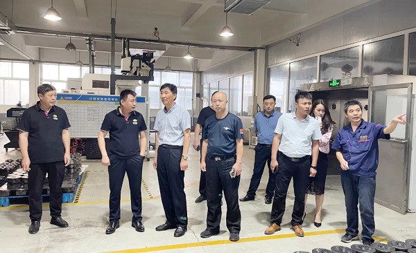 青島德州老鄉會宮兆東秘書長、禹城市在青流動黨員黨總支籌建負責人劉建民一行7人蒞臨公司參觀調研4.jpg 青島德州老鄉會宮兆東秘書長、禹城市在青流動黨員黨總支籌建負責人劉建民一行7人蒞臨公司參觀調研4.jpg
