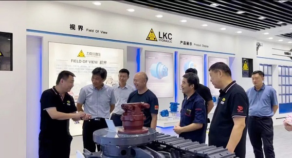 青島德州老鄉會宮兆東秘書長、禹城市在青流動黨員黨總支籌建負責人劉建民一行7人蒞臨公司參觀調研3.jpg 青島德州老鄉會宮兆東秘書長、禹城市在青流動黨員黨總支籌建負責人劉建民一行7人蒞臨公司參觀調研3.jpg