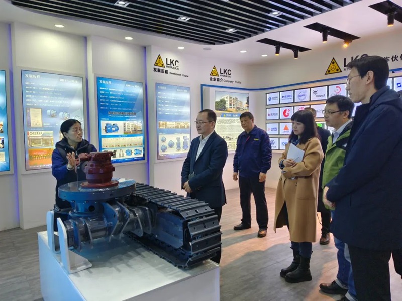青島市工信局副局長(zhǎng)姜海天一行蒞臨力克川液壓參觀指導(dǎo).jpg 青島市工信局副局長(zhǎng)姜海天一行蒞臨力克川液壓參觀指導(dǎo).jpg